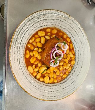 Ciolan de porc cu iahnie de fasole