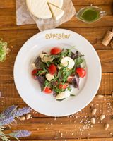 Салат с сыром Моцарелла и базиликом