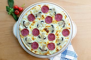 Pizza bianca cu salam dulce  si ciuperci 28 cm
