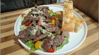 Salata cu muschi de vita Teriyaki, salata verde, focaccia si parmesan