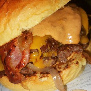 Oklahoma GREEN Smashed burger Con Patatas Fritas ( toque picante)