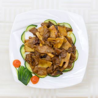 Ternera con Bambú y Setas Chinas