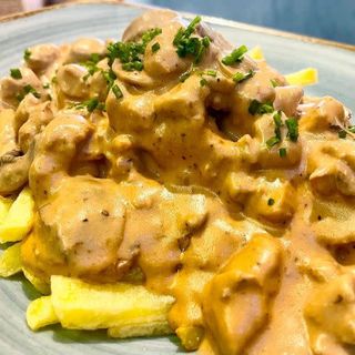 Raxo De Pollo En Salsa De Champiñones Con Patatas