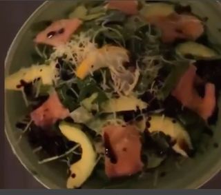 Салат с авокадо и лососем