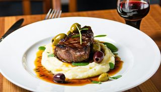 Obrăjori de porc cu măsline și piure