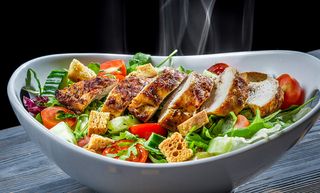 Salată crocantă cu pui