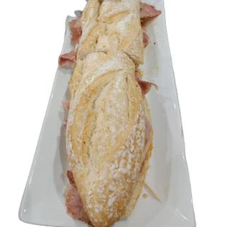 bocadillo de lomo con lacón y barbacoa xxxl