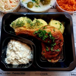 Udko Pieczone Podawane z Sosem Tatarskim 