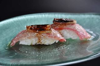 Nigiri de Tonyina flambejat amb foie  (2unitats)