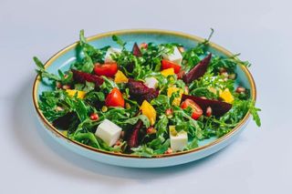 Салат свекольный с рукколой