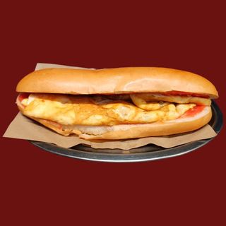 Bocadillo De Tortilla Francesa Con Tomate