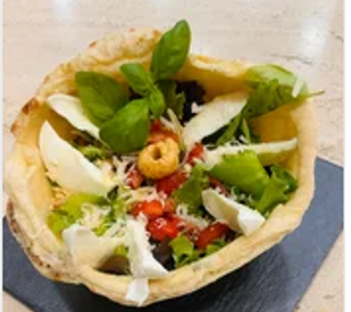 Insalatone nel cestino di pizza