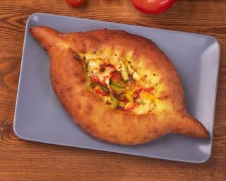 Chaczapuri z papryką  z serem owczym