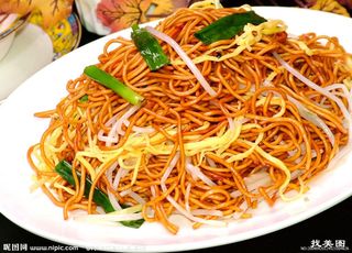 22. Tallarines fritos con tres delicias