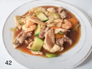 42. Pollo con gamberi e carne