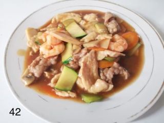 42. Pollo con gamberi e carne