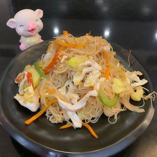 Fideo De Arroz Frito Con Pollo