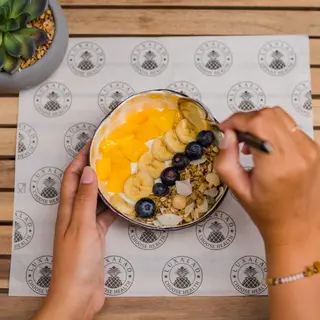 Bol de yogur con frutas frescas y granola