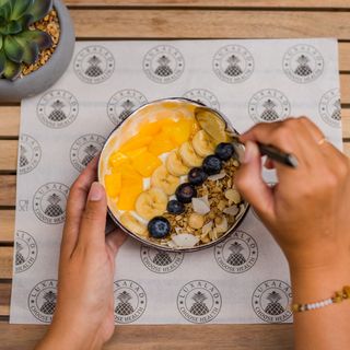 Bol de yogur con frutas frescas y granola