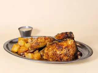 Pollo APLUMA (medio) + Patatas Asadas + Alioli