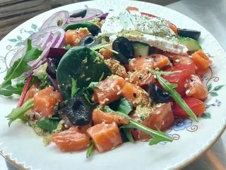 ГРЕЦЬКИЙ З ЛОСОСЕМ (220g)