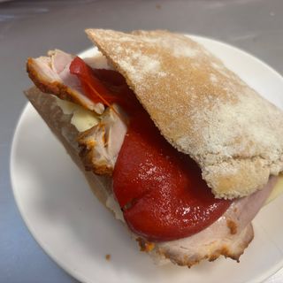 Bocadillo de lomo con pimientos y queso 