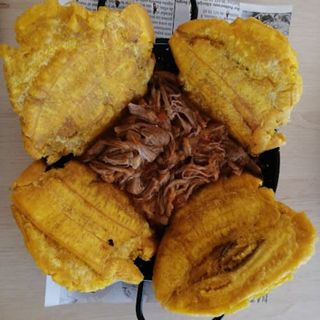 Patacones Con Carne Mechada