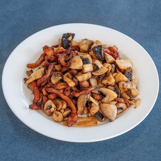 Svinjetina sa šampinjonima i bambusom u soja sosu