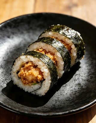 Rolnica sa pohovanom piletinom 8 komada 炸鸡寿司卷（8个）