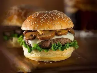 Mushroom Beef Burger avec Frites