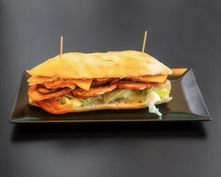 Bocadillo Chivito Uruguayo