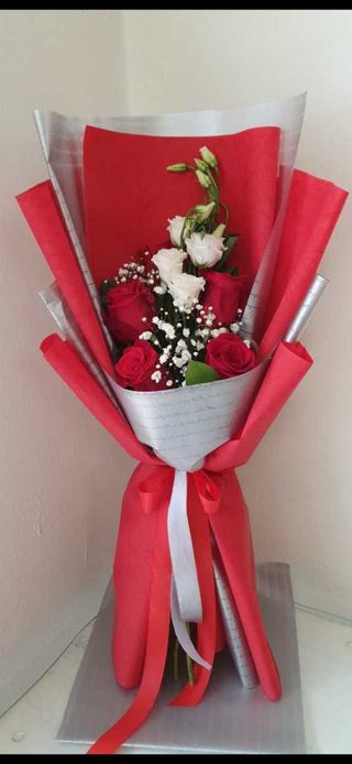 Buket 4 crvene ruže i vizijansus