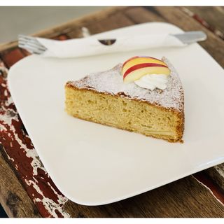 Shoshos's apple cake