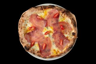 Pizza Quatro Formaggi e prosciutto crudo