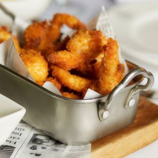 Tiras de pollo rebozadas con panko y mayonesa de trufa