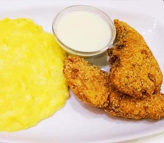 Crap prajit cu mămăliguță și usturoi