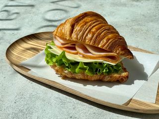 Kanapka z szynką, serem i sałatką