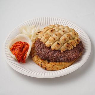 Pljeskavica sa sirom u lepinji