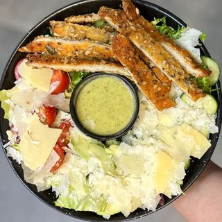 Salata cu piept de curcan crocant