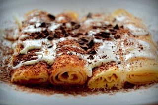 Бокс з млинців з горішками та печивом у солодкій поливці (540г)