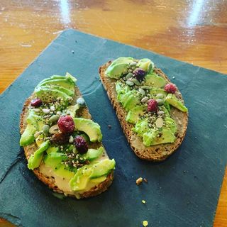 Tostada de Aguacate y Semillas