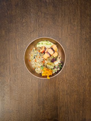 Frigarui de somon si couscous cu legume