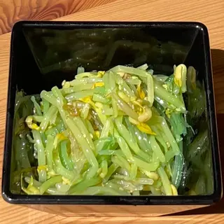 Brotes de soja con alga wakame y limón