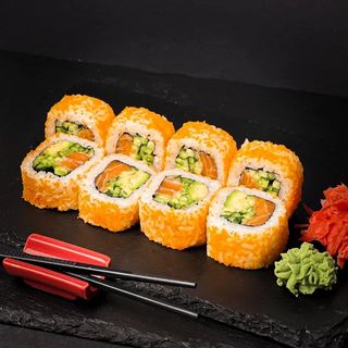 Рол Каліфорнія в ікрі з лососем (260г)