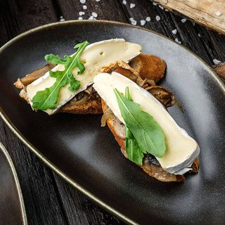 Bruschetta cu ciuperci și cașcaval brie