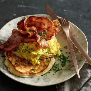 tortitas con bacon y huevos revueltos