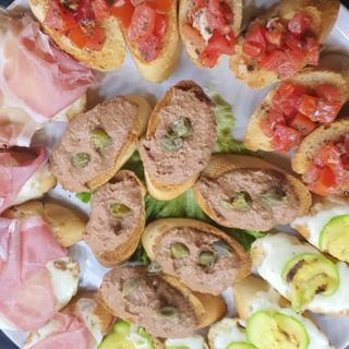 Bruschetta cu mozzarella si somon afumat