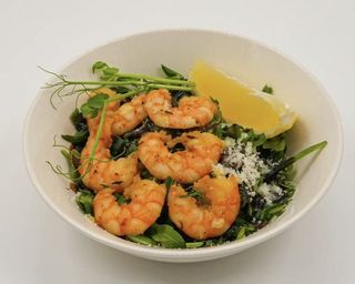 Салат с рукколой и креветками