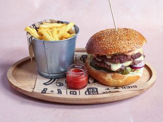 Double decker burger sa pomfritom