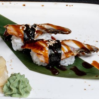 ANGUILA con Salsa Teriyaki y Sésamo Blanco